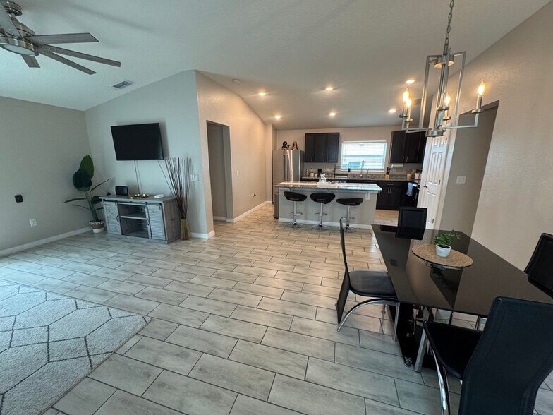 Building Photo - 604 Bullrush Ct