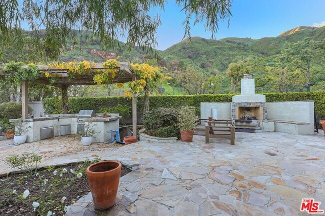 Building Photo - 17620 Camino De Yatasto