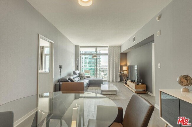 Building Photo - 13700 Marina Pointe Dr