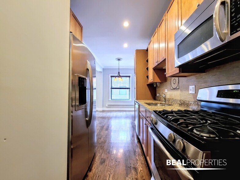 Building Photo - 744 W Addison St