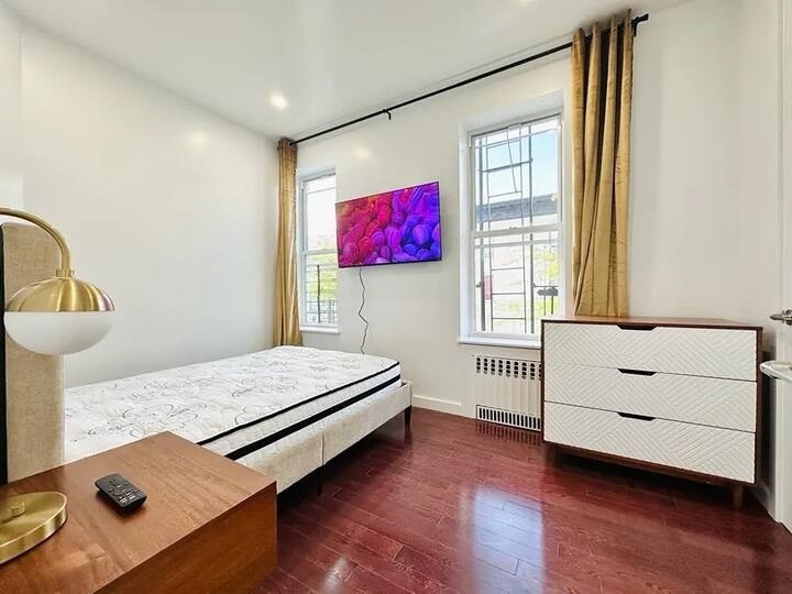 Building Photo - Crown Heights Room, HDTV, 24 min to Manhattan #537