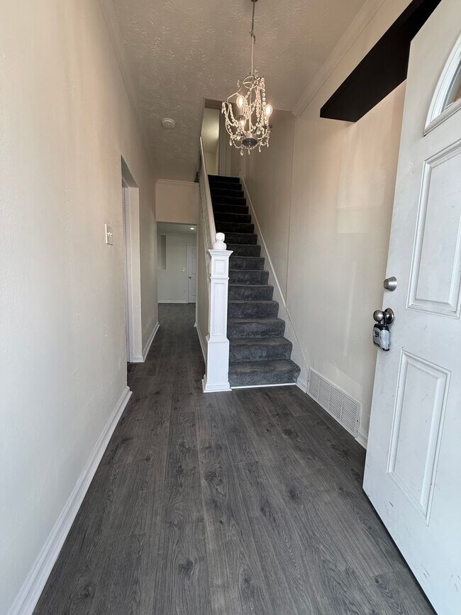 Building Photo - Updated 4BR / 2 Bath Home with off-street parking!