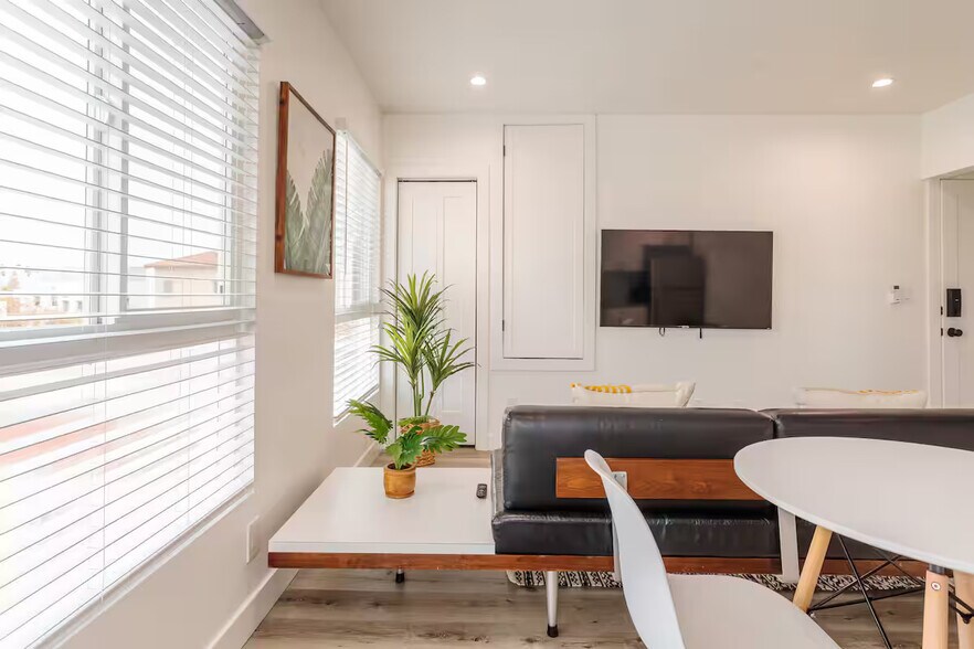 Building Photo - 331 1/2 N Alexandria Ave