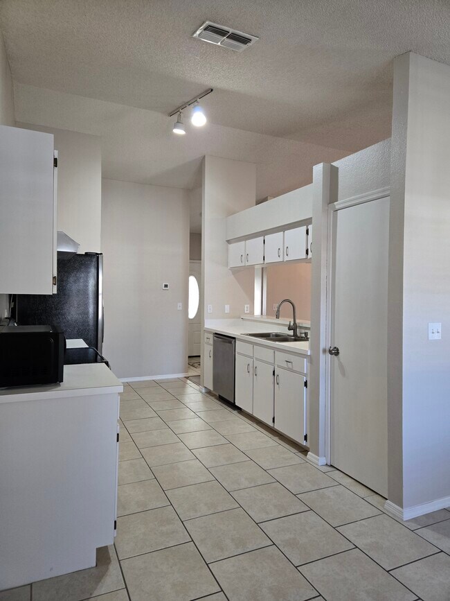 Building Photo - 3543 Diamond Terrace