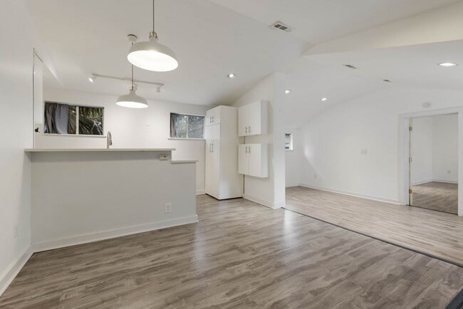 Building Photo - 121 W Woodlawn Ave