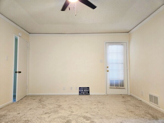 Building Photo - Brick 3/2/2 in Nice Denison Neighborhood O...