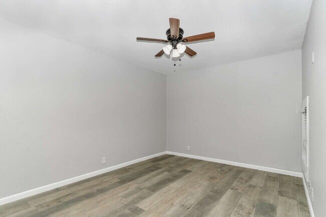 Building Photo - Cozy 2 Bedroom 1 Bath Duplex in Cleburne T...