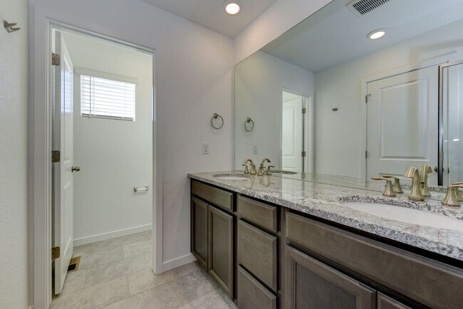Building Photo - Beautiful 4 bed, 3 bath Townhome with 2 car garage ready for move in!