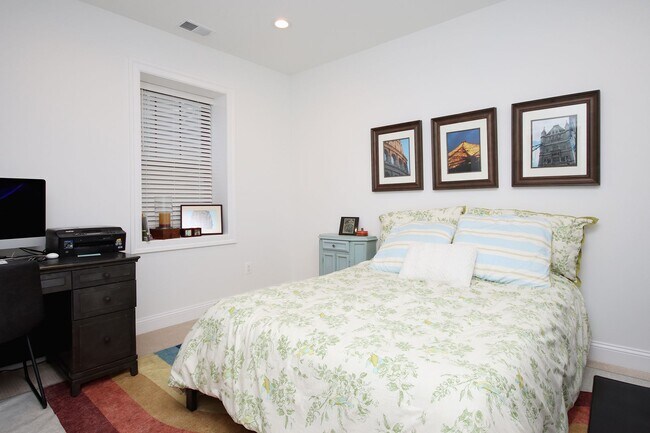 Building Photo - Beautiful, Custom-Built Pet-Friendly Lochlyn Hill Home