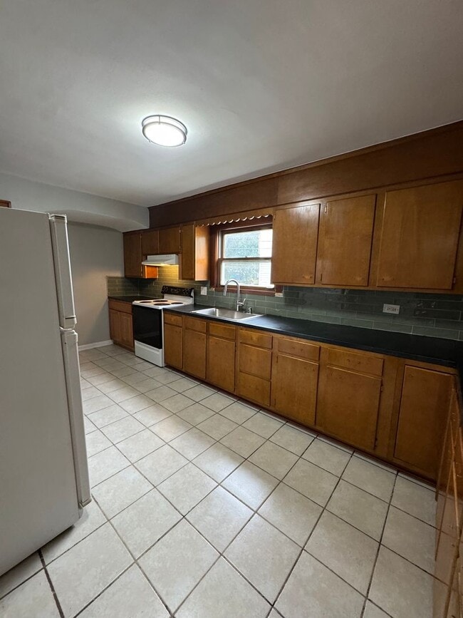 Building Photo - Beautiful 3-bedroom house for Rent AVAILAB...