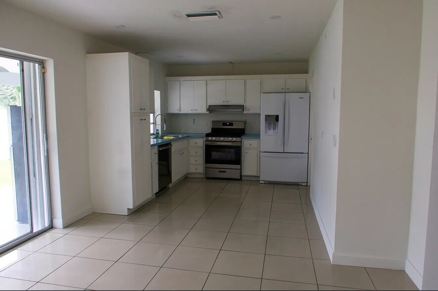 Building Photo - 3011 SW 97th Ct