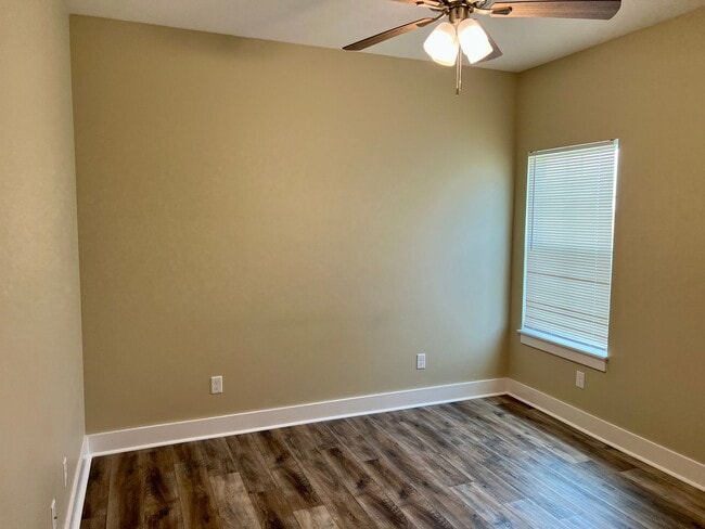 Building Photo - For Rent - 4 Bedroom, 2 Bath, Valley View!