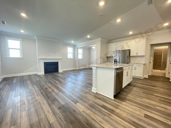Building Photo - Gorgeous 4 Bedroom 3 Bath Home with Fiber ...