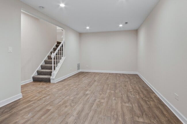 Building Photo - 546 W Parkside Dr