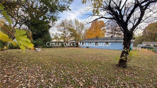 Building Photo - 2400 Dogwood Pl