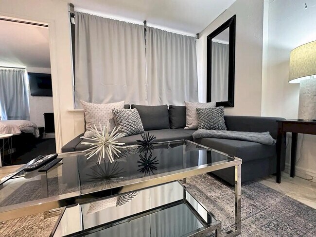 Building Photo - 7401 N Scottsdale Rd