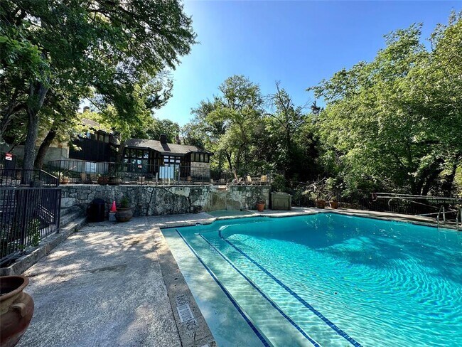Building Photo - 4711 Spicewood Springs Rd