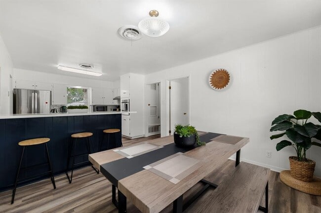 Building Photo - 7105 Lilac Ln