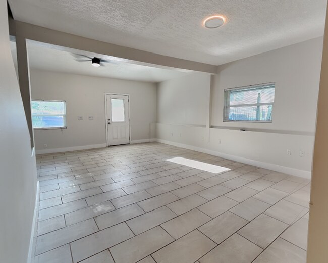 Building Photo - 3801 1/2 W Palmira Ave