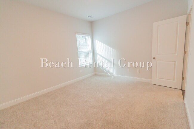 Building Photo - Spacious 3 Bedroom w/Loft, End Unit