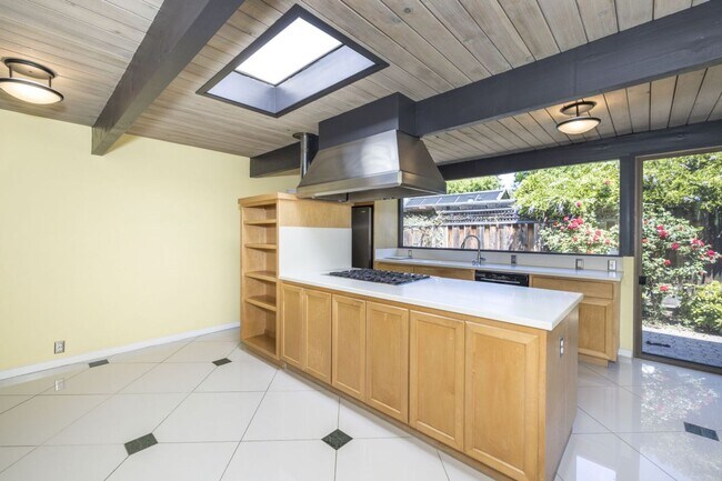 Building Photo - Charming Eichler in Super Desirable Community Center!