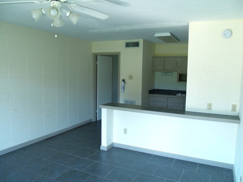 Building Photo - 710 Iris St