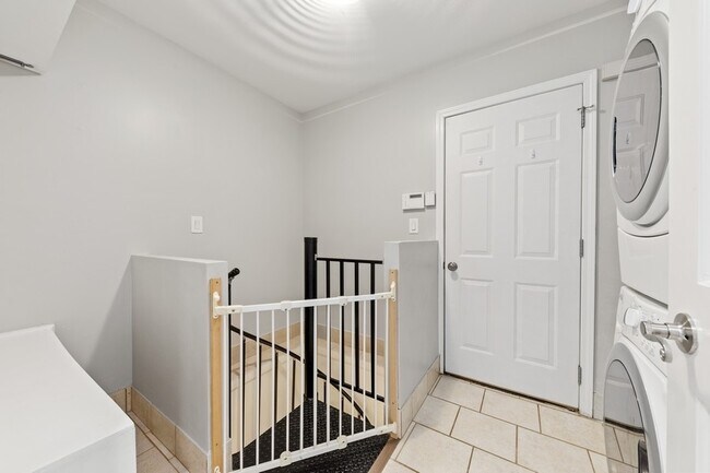 Building Photo - 544 Phillippa St