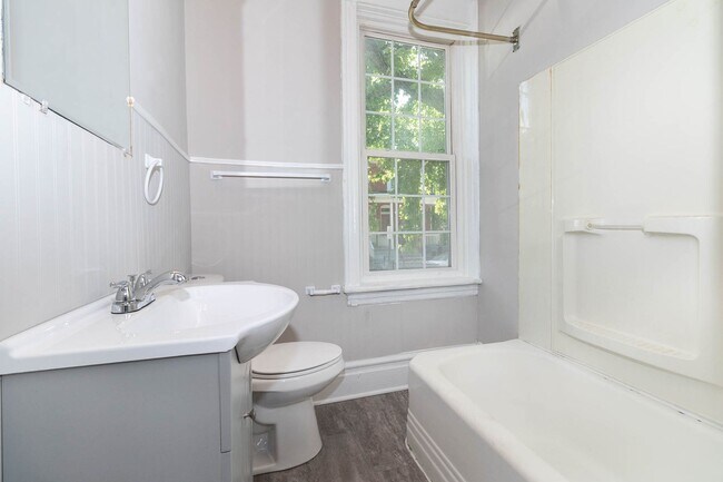 Building Photo - 551 Radnor St