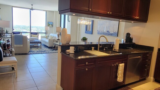 Building Photo - Short term ONLY luxury 2/2 condo in the heart of downtown Sarasota