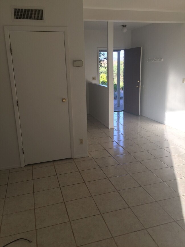 Building Photo - 1238 Urano Ct
