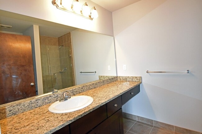 Building Photo - Shelby Twp - 3 Bedrooms, 2.5 Baths Townhouse, 2-Car Garage near Stony Creek Park