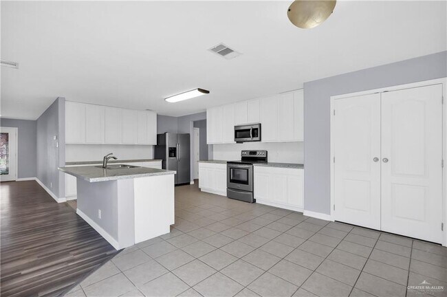 Building Photo - 4113 Periwinkle Ave