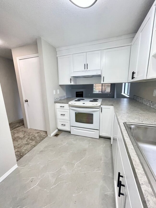 Building Photo - Large 2 bedroom, 1.5 bathroom Townhouse st...