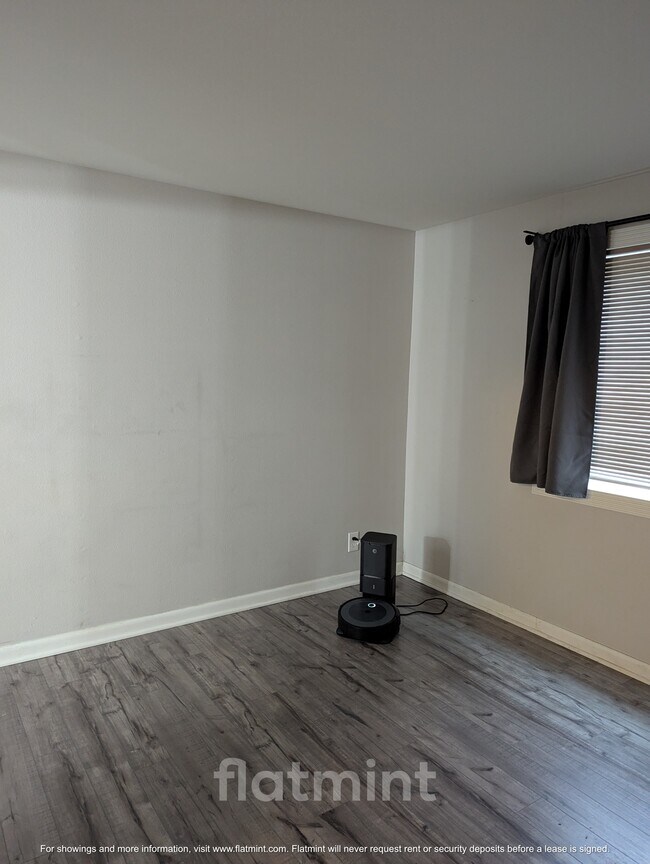 Building Photo - 8720 Phinney Ave N