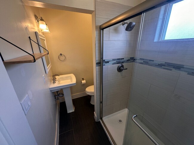 Building Photo - 704