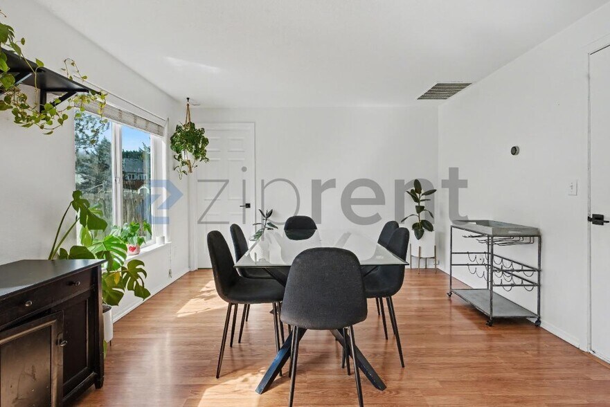 Building Photo - 19000 SW Strickland Dr