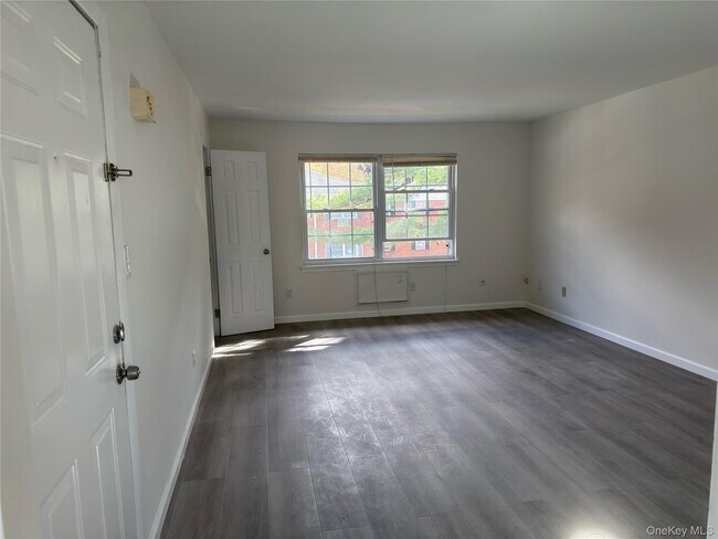 Building Photo - 5 Wildwood Dr