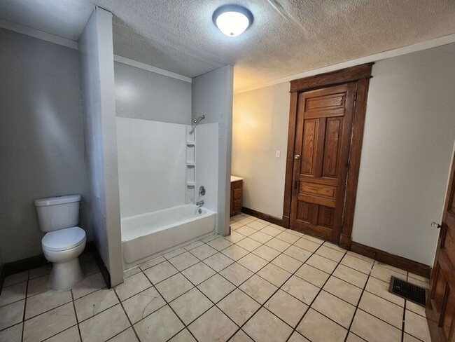 Building Photo - Spacious 2 Bedroom 1 Bath