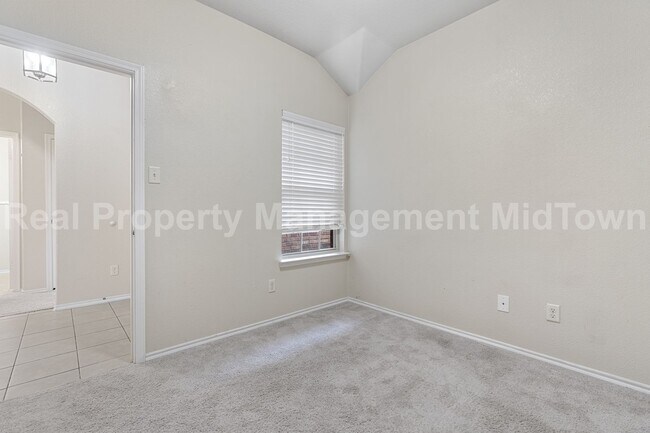 Building Photo - 2035 Karsen Ln