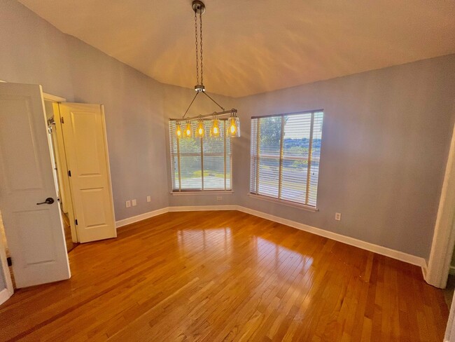 Building Photo - Gorgeous 4 Bed 2 Bath Home for Rent in Apo...