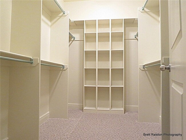 Building Photo - 6615 W Valley View Rd