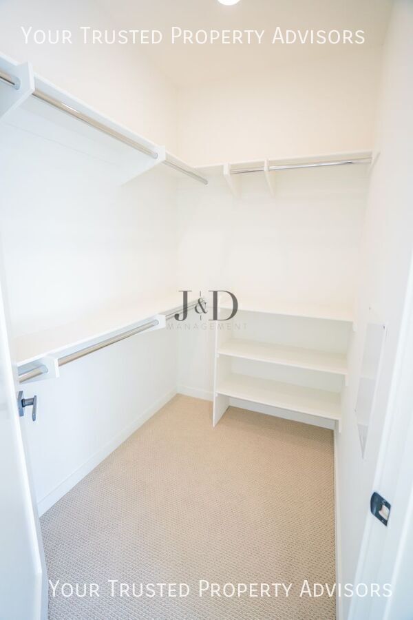 Building Photo - 1371 N Vulcan Ave