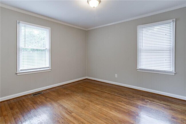 Building Photo - 1640 Belle Isle Cir NE