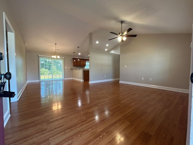 Building Photo - AVAILABLE NOW!! 4 Bedroom 2 Bathroom Home