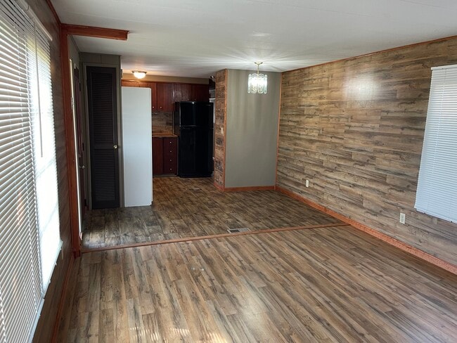 Building Photo - 166 1st St