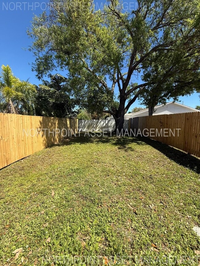 Building Photo - Stylish 2-Bed, 2-Bath Villa in the Heart o...