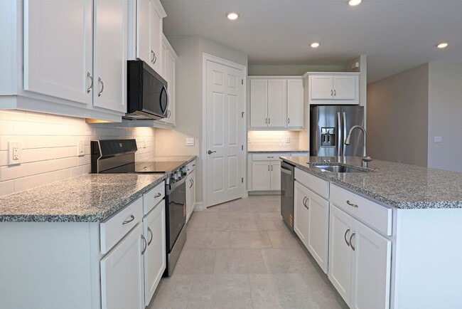 Building Photo - AVAILABLE NOW BRAND NEW!!