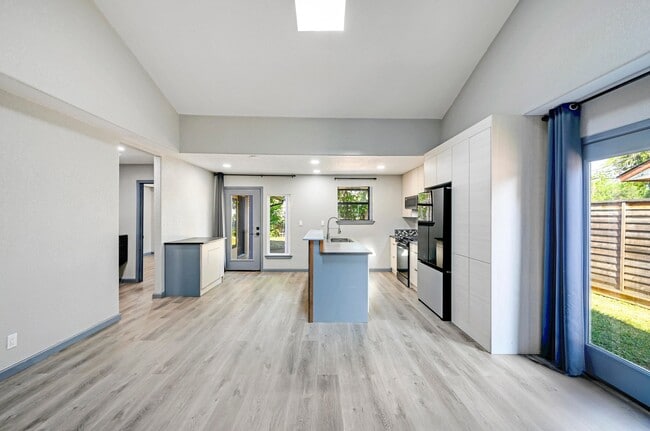 Building Photo - 2107 Darwin Dr