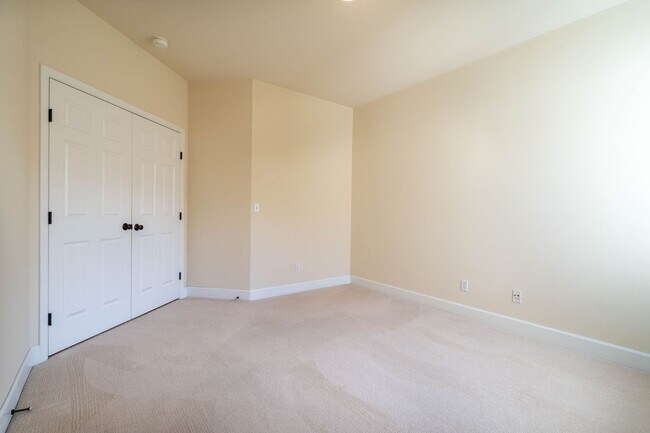 Building Photo - 5Br/3.25Ba Sammamish Home