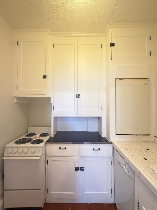 Building Photo - Cozy Studio Centrally Located in Downtown Portland! One Month Free For July Move In!